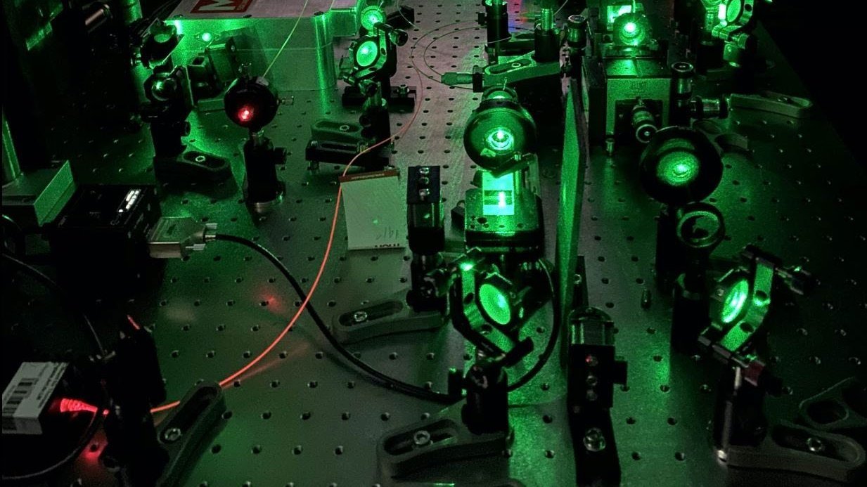 Versuchsaufbau zu neuartiger Laserquelle für gequetschtes Licht.