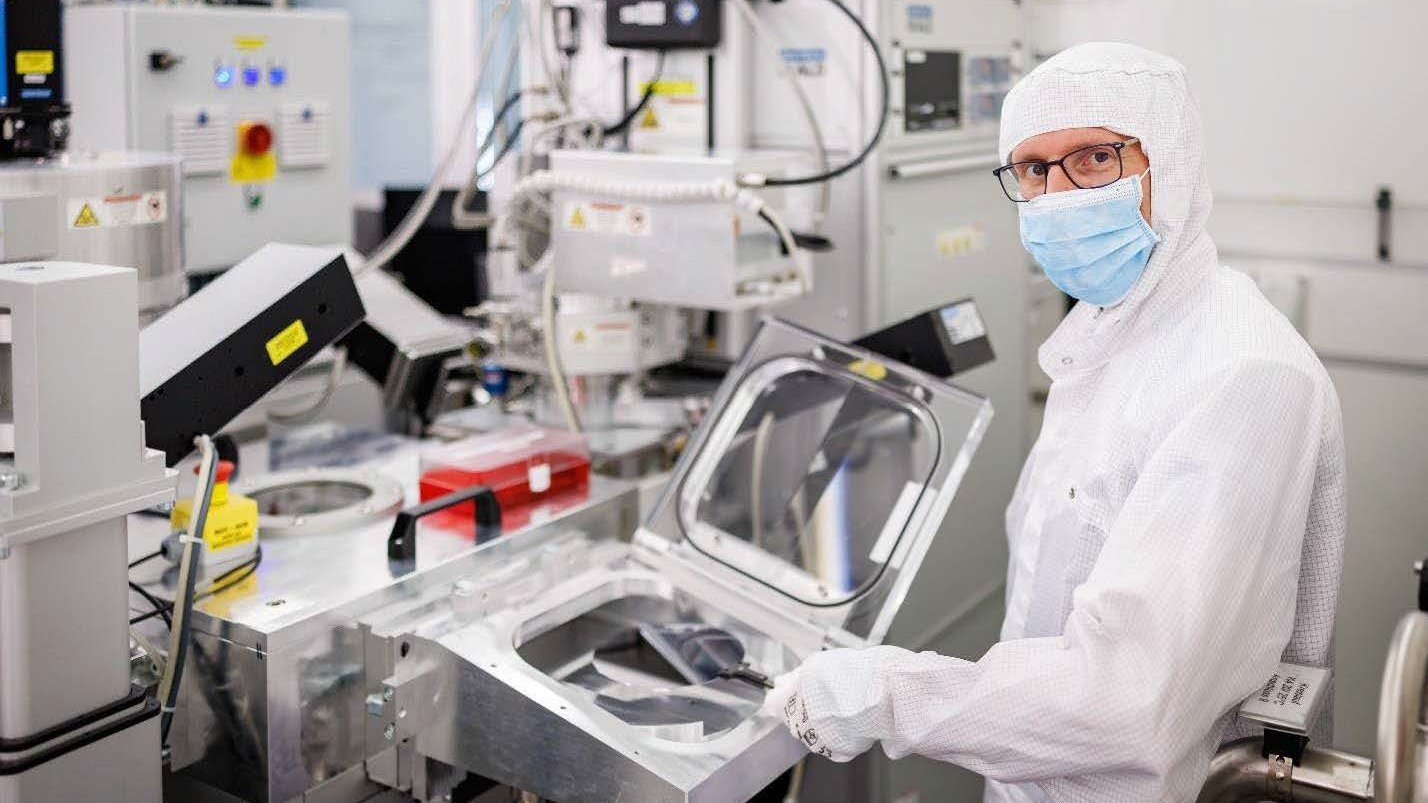 Reinraummitarbeiter beim Einlegen eines Wafers