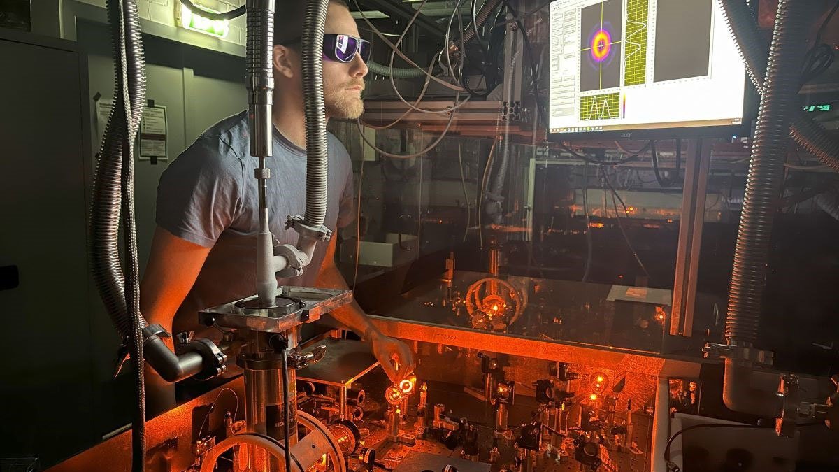 Arbeit an laserorientiertem Versuchsaufbau