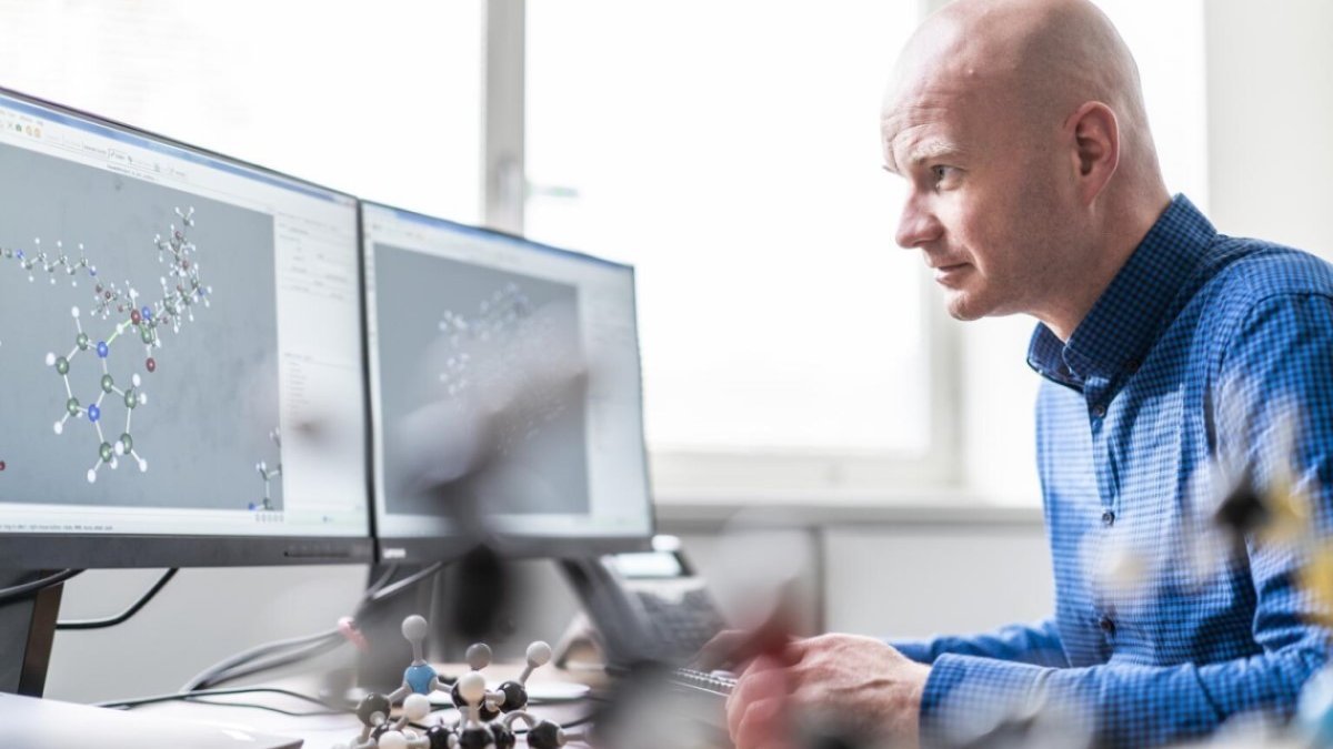 Mitarbeiter der chemischen Industrie bei der Arbeit am Computer 
