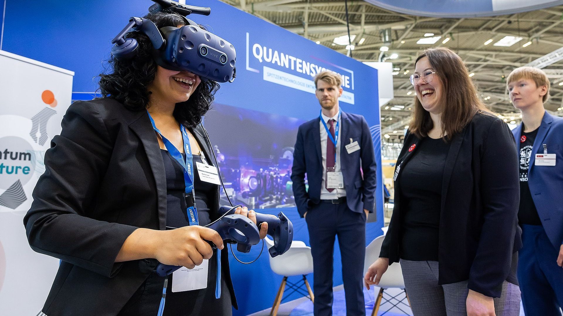 Person mit einer VR-Brille auf dem Stand