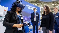 Person mit einer VR-Brille auf dem Stand