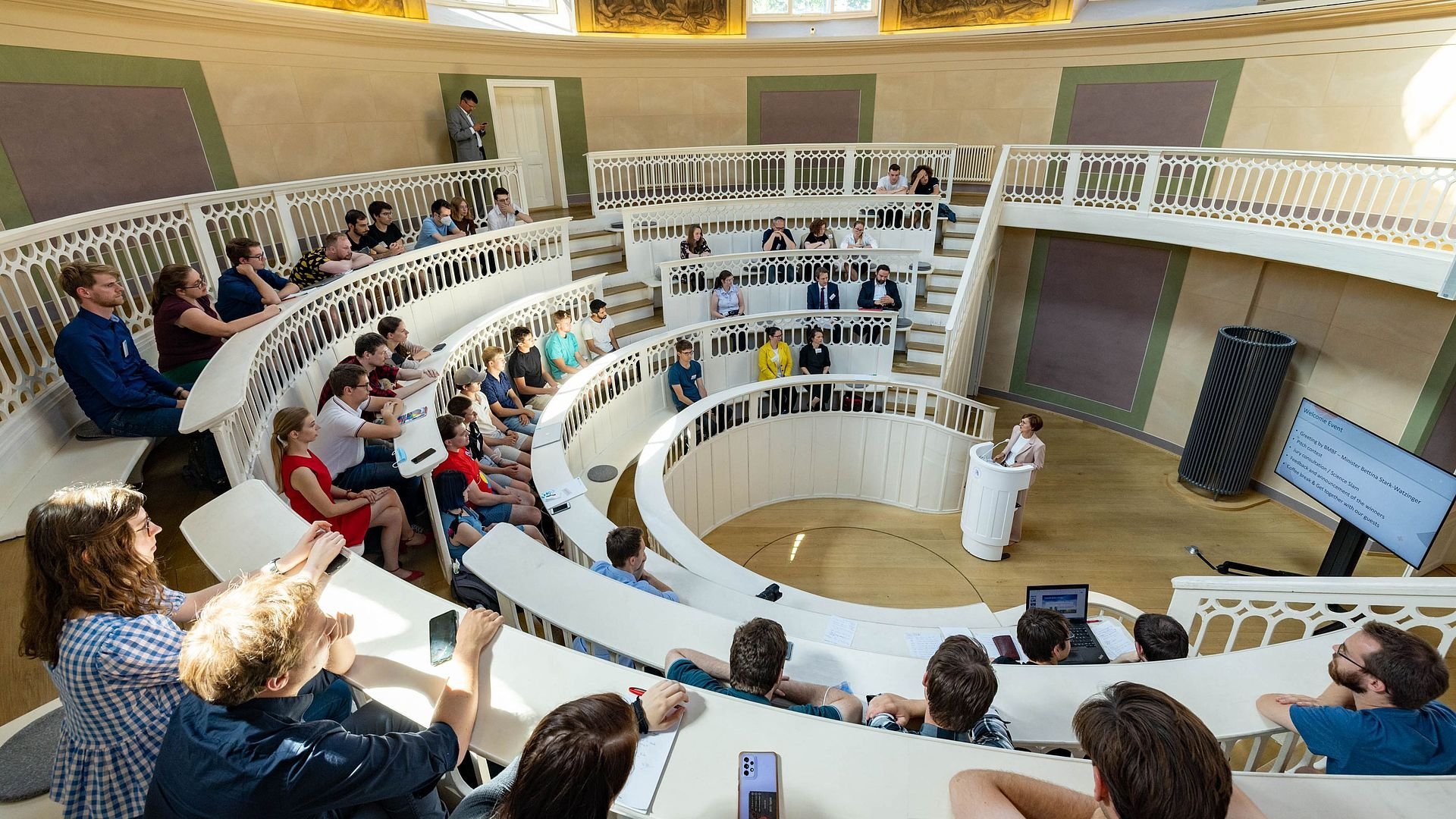 Zusammenkunft der Bundesforschungsministerin und Studierenden