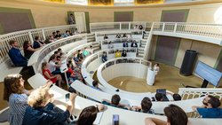 Zusammenkunft der Bundesforschungsministerin und Studierenden