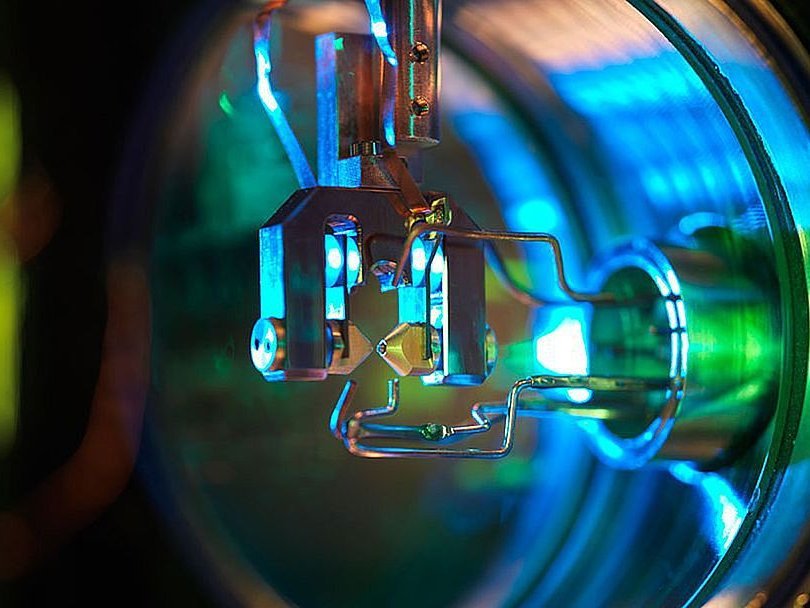 Ionenfalle für eine photonische Atomuhr höchster Genauigkeit.