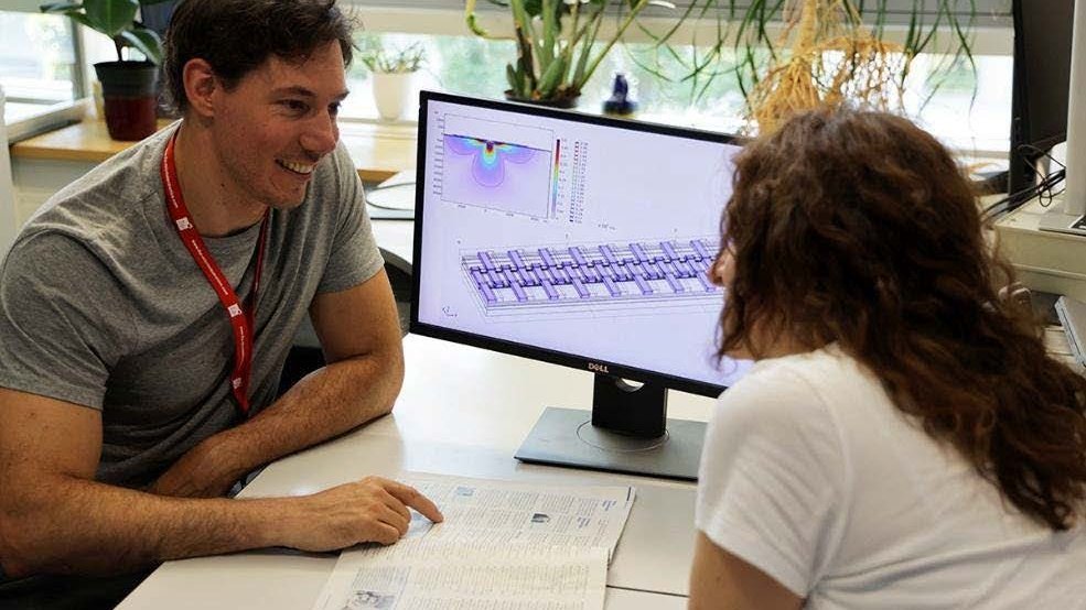 Wissenschaftler:innen vor einem Bildschirm