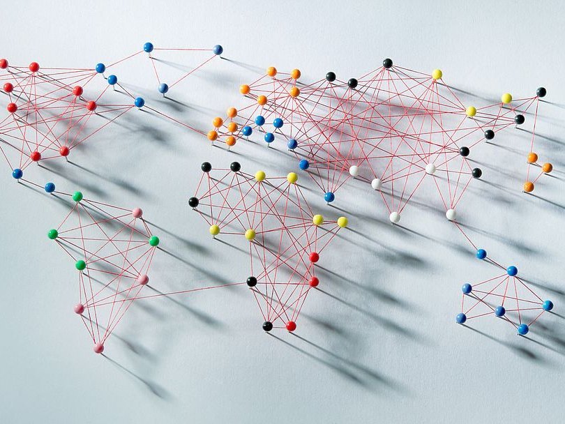 Eine Weltkarte aus Stecknadeln und Fäden