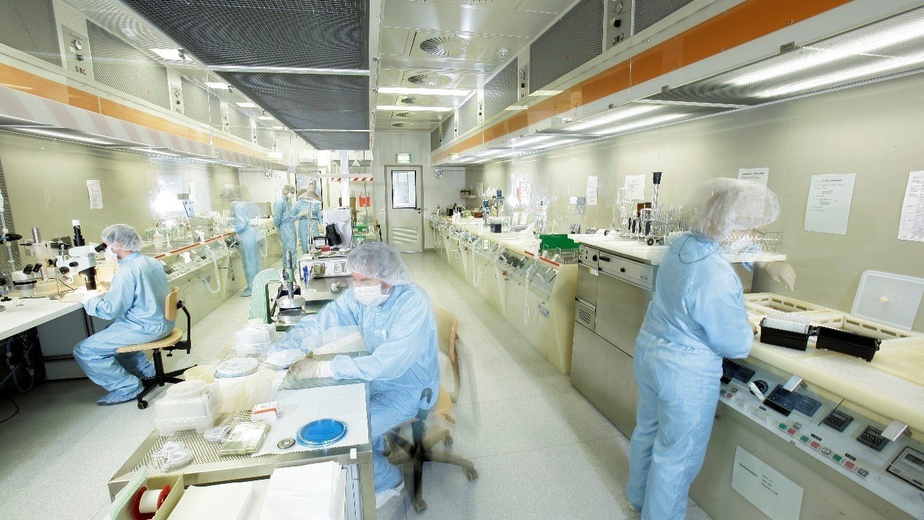 Symbolbild: Mitarbeitende bei der Arbeit im Laborraum 