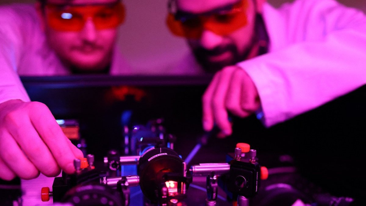 Forschende bei der Arbeit an photonischen Qubits 