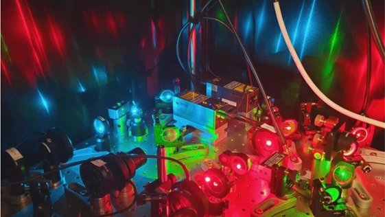 Laboraufbau mit verschiedener Wellenlänge