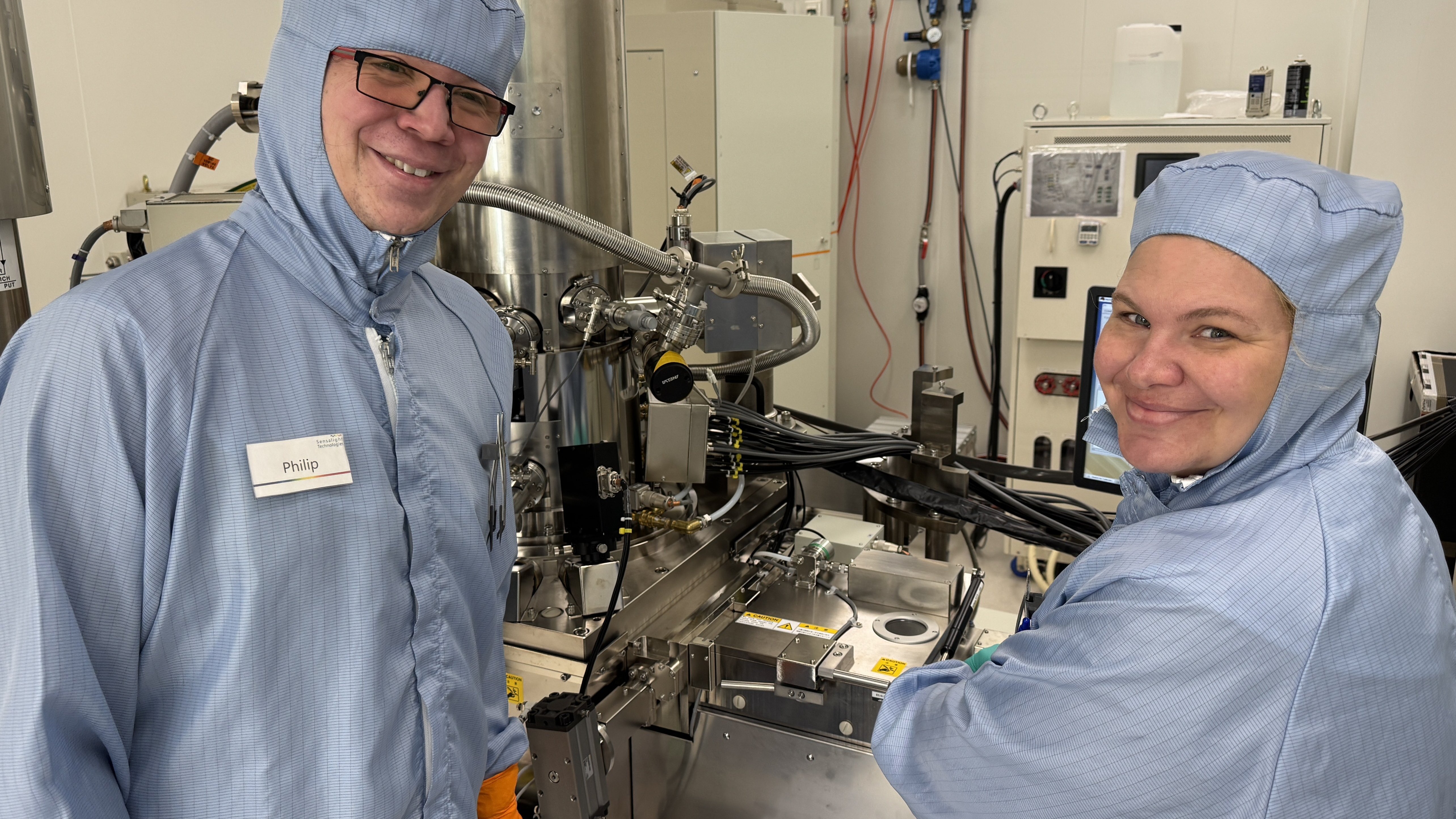 Zwei Personen in einem Reinraum