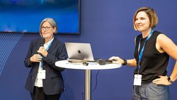 Dr. Petra Wolff vom BMFTR und Prof. Stefanie Kroker an einem Stehtisch