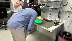 Zwei Personen betrachten etwas in einem Labor