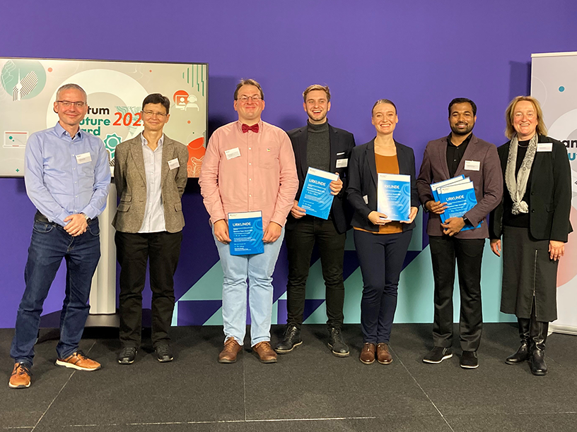 Gruppenbild der Siegerinnen und Sieger mit der Jury