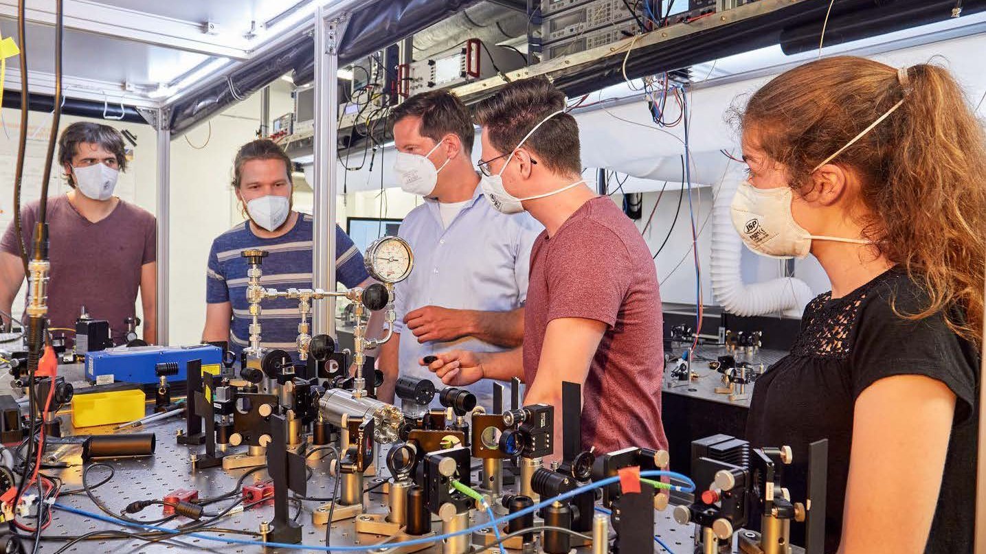 Forschende beim Aufbau eines Lasersystems