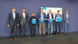 Gruppenbild der Siegerinnen und Sieger mit der Jury
