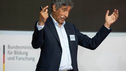 Ranga Yogeshwar hält eine Rede