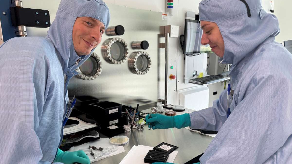 Zwei Forschende bearbeiten eine Laserprobe