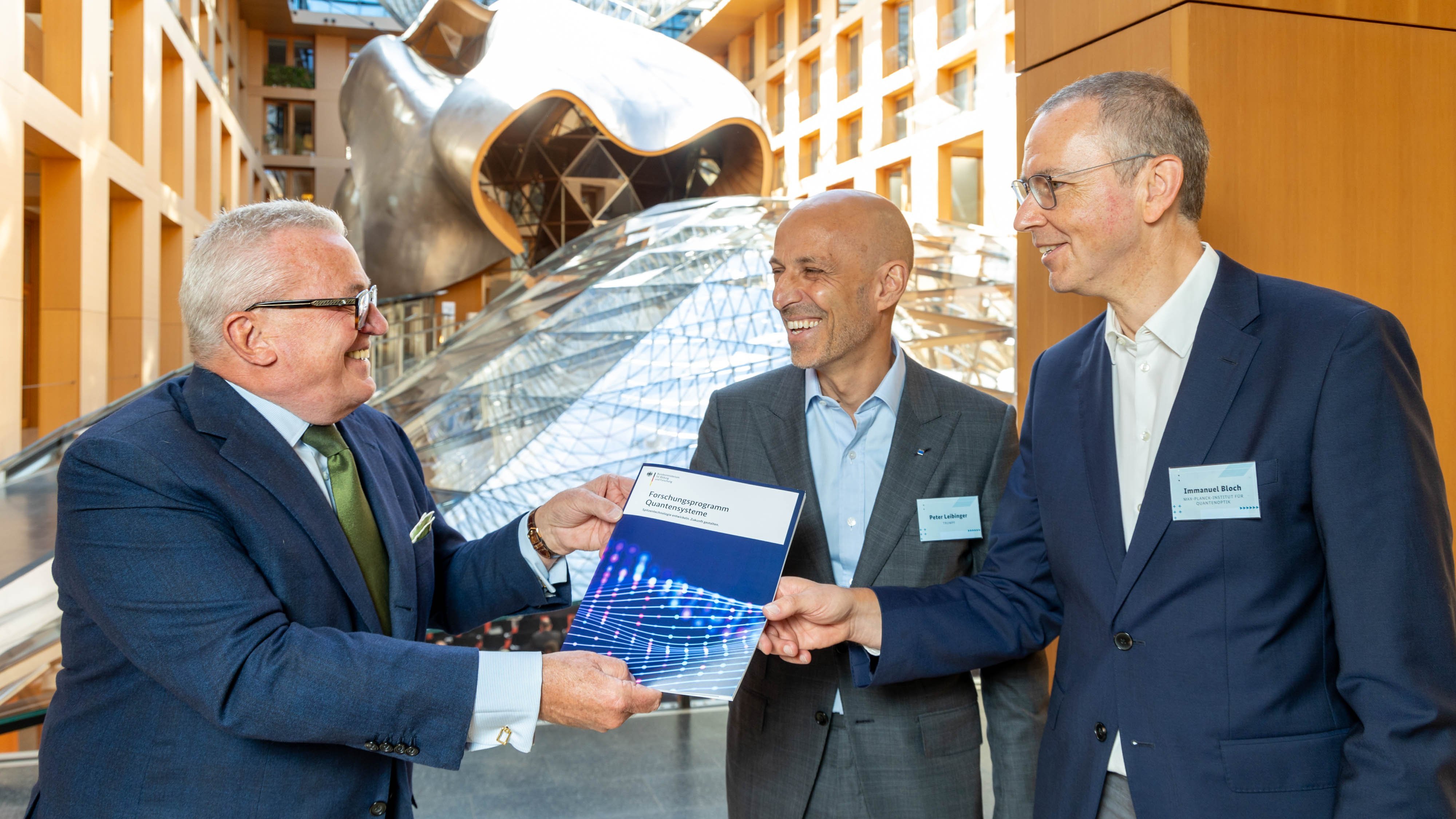 Thomas Sattelberger präsentiert den ehemaligen Mitgliedern des Programmausschusses Dr. Peter Leibinger und Prof. Dr. Immanuel Bloch das neue Forschungsprogramm Quantensysteme.