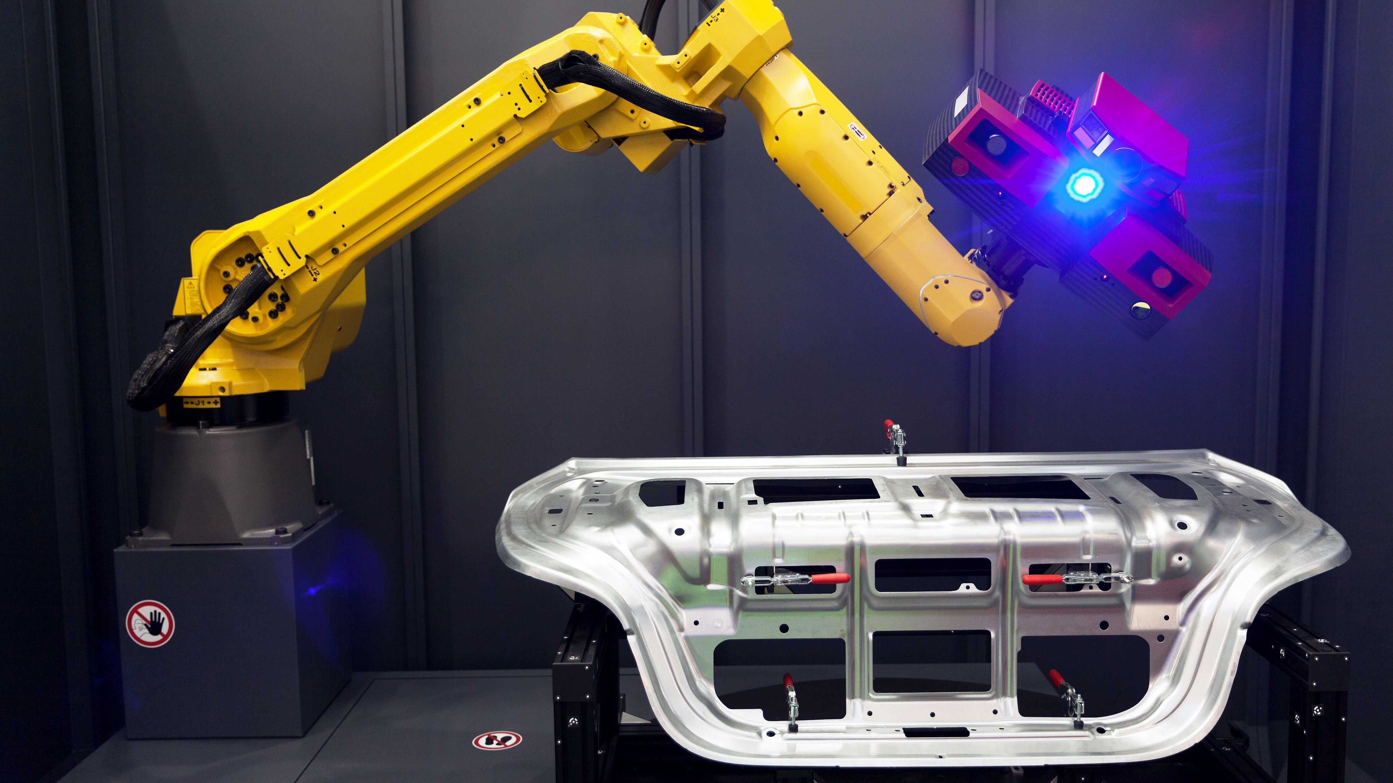 Roboter bei der Arbeit in der Fahrzeugproduktion