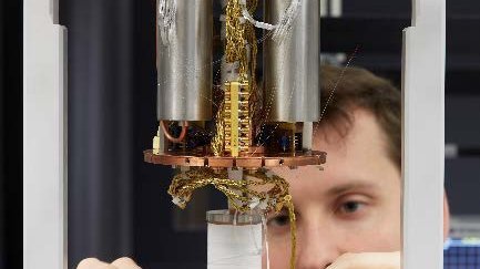 Symbolbild: Forschender bei der Einstellung eines integrierten optischen Chips