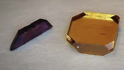 Nahaufnahme: Synthetische Diamanten mit Farbzentren