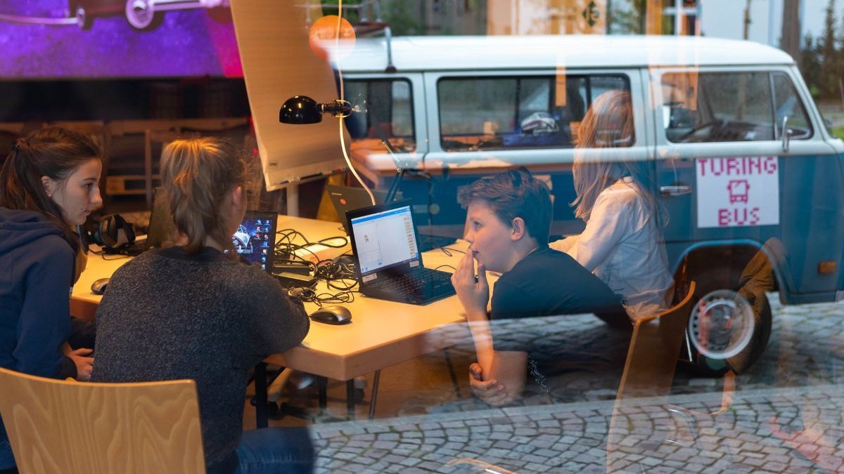 Schüler im Austausch mit digitalen Bildungsmitteln