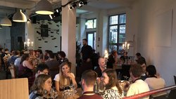 Die Teilnehmer lernen sich beim gemeinsamen Abendessen persönlich kennen