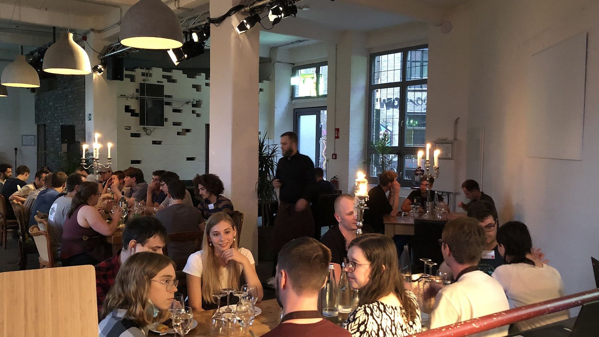 Die Teilnehmer lernen sich beim gemeinsamen Abendessen persönlich kennen