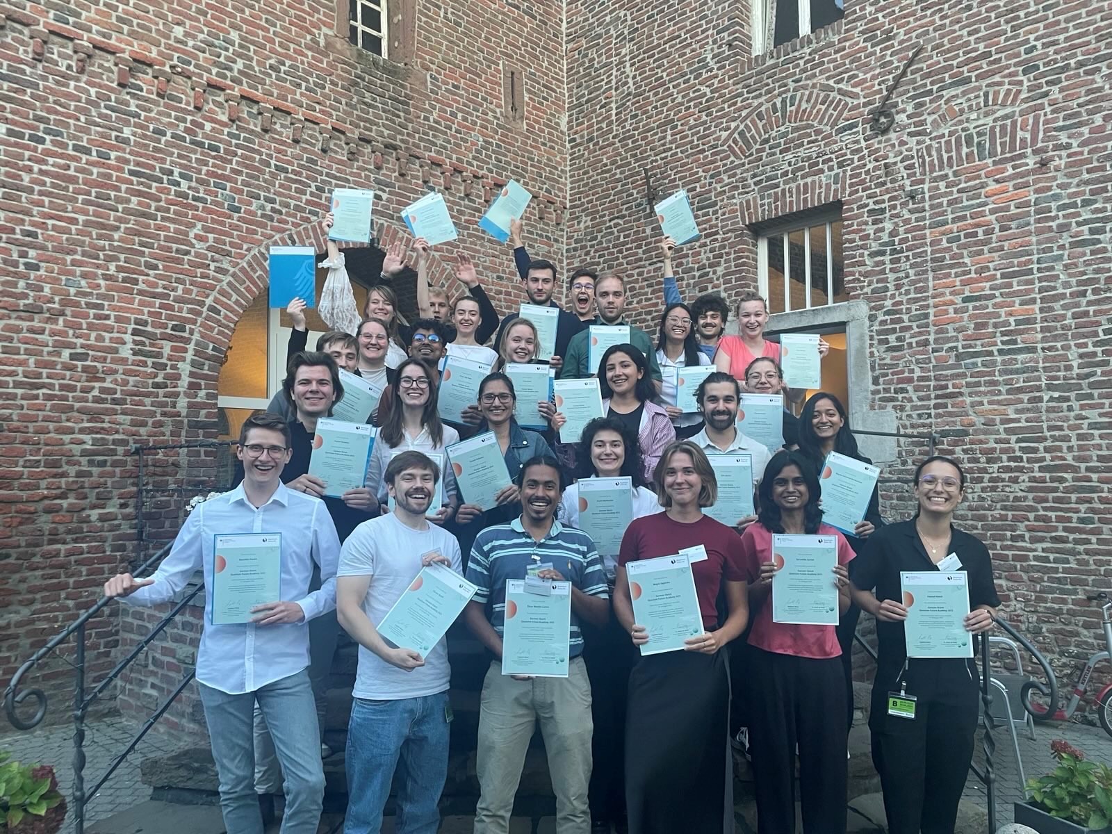 Gruppenfoto der Teilnehmenden mit Urkunden in der Hand