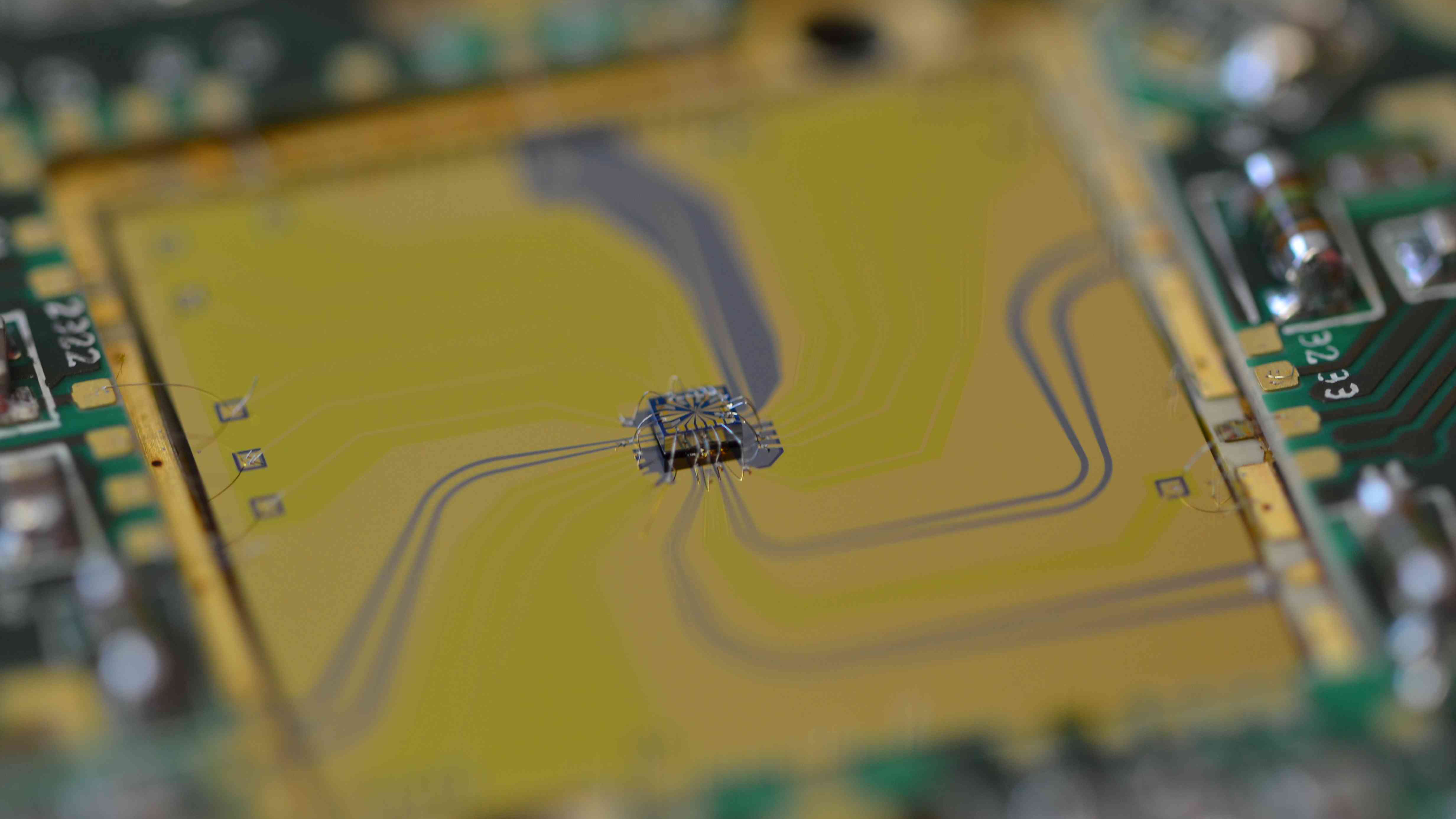 Nahaufnahme eines Mikrochips auf einer Platine