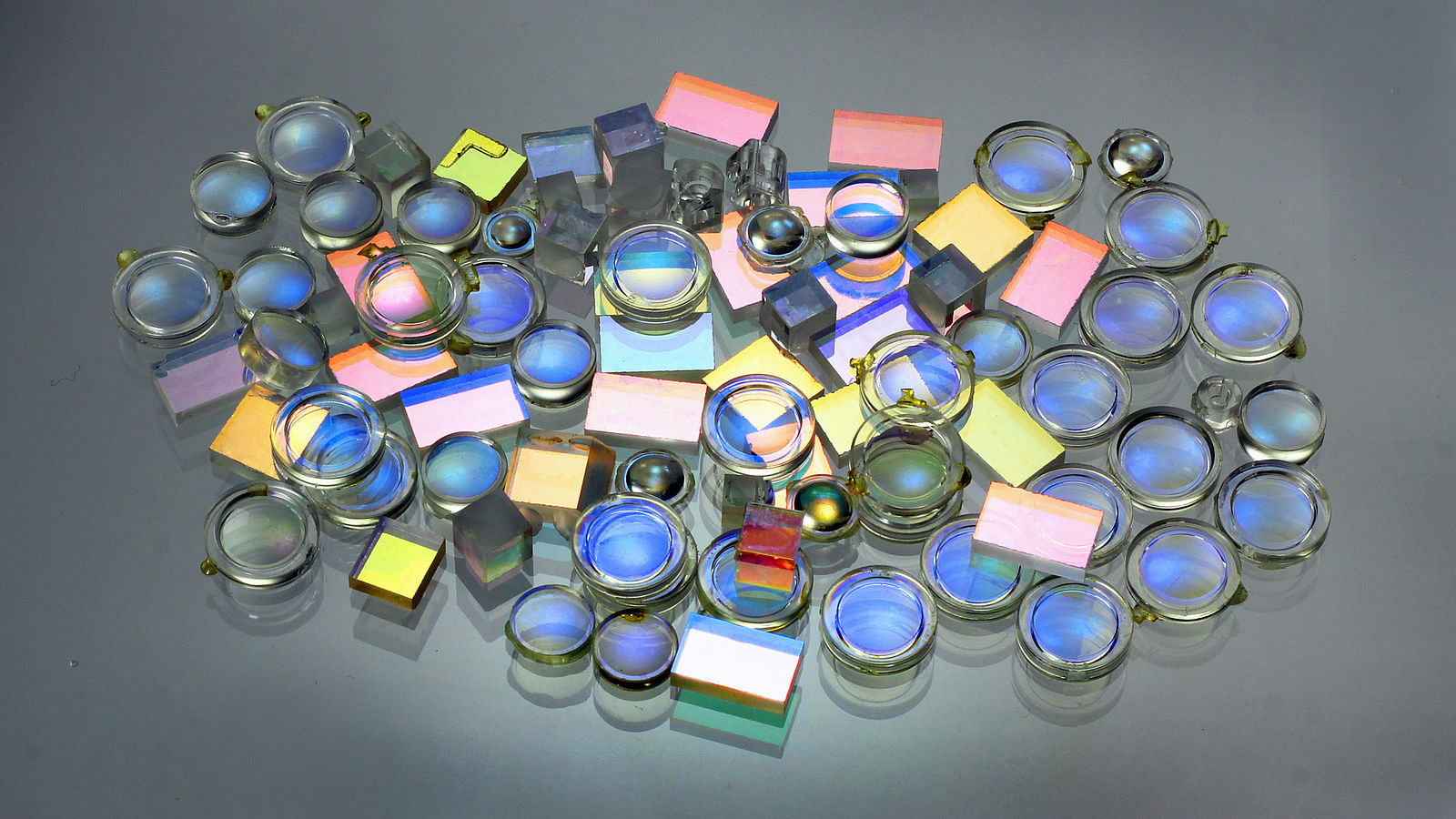 optische Komponenten liegen auf einer Glasoberfläche