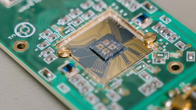 Symbolbild: Qubit auf einer Leiterplatte