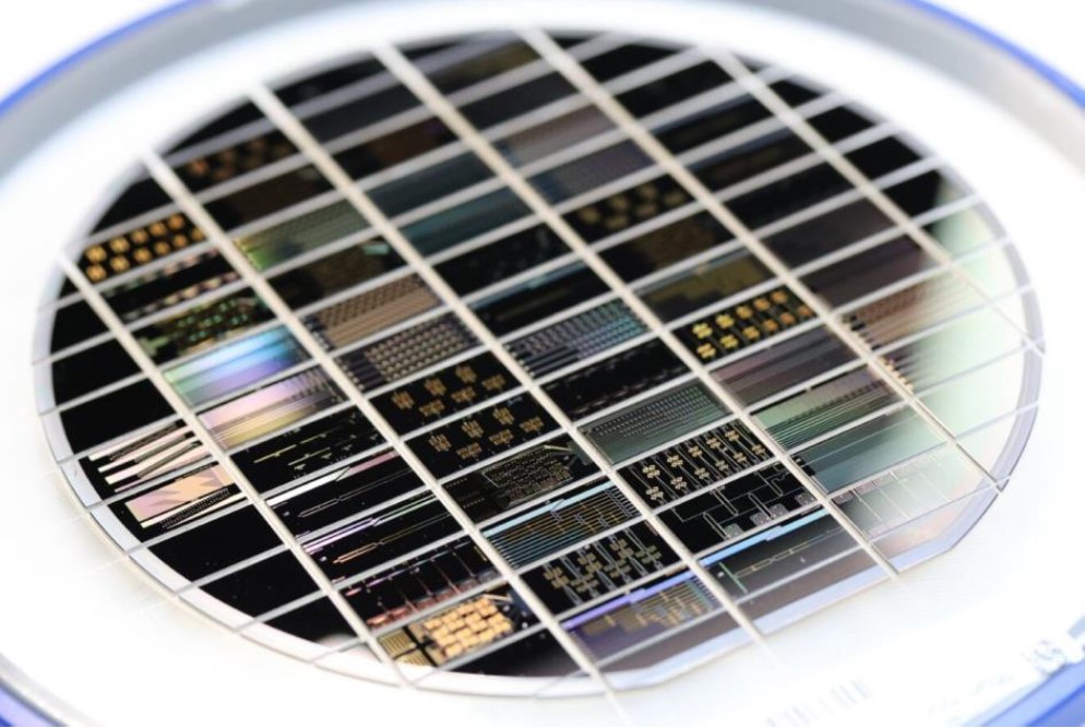 Nahaufnahme eines integrierten photonischen Chips 